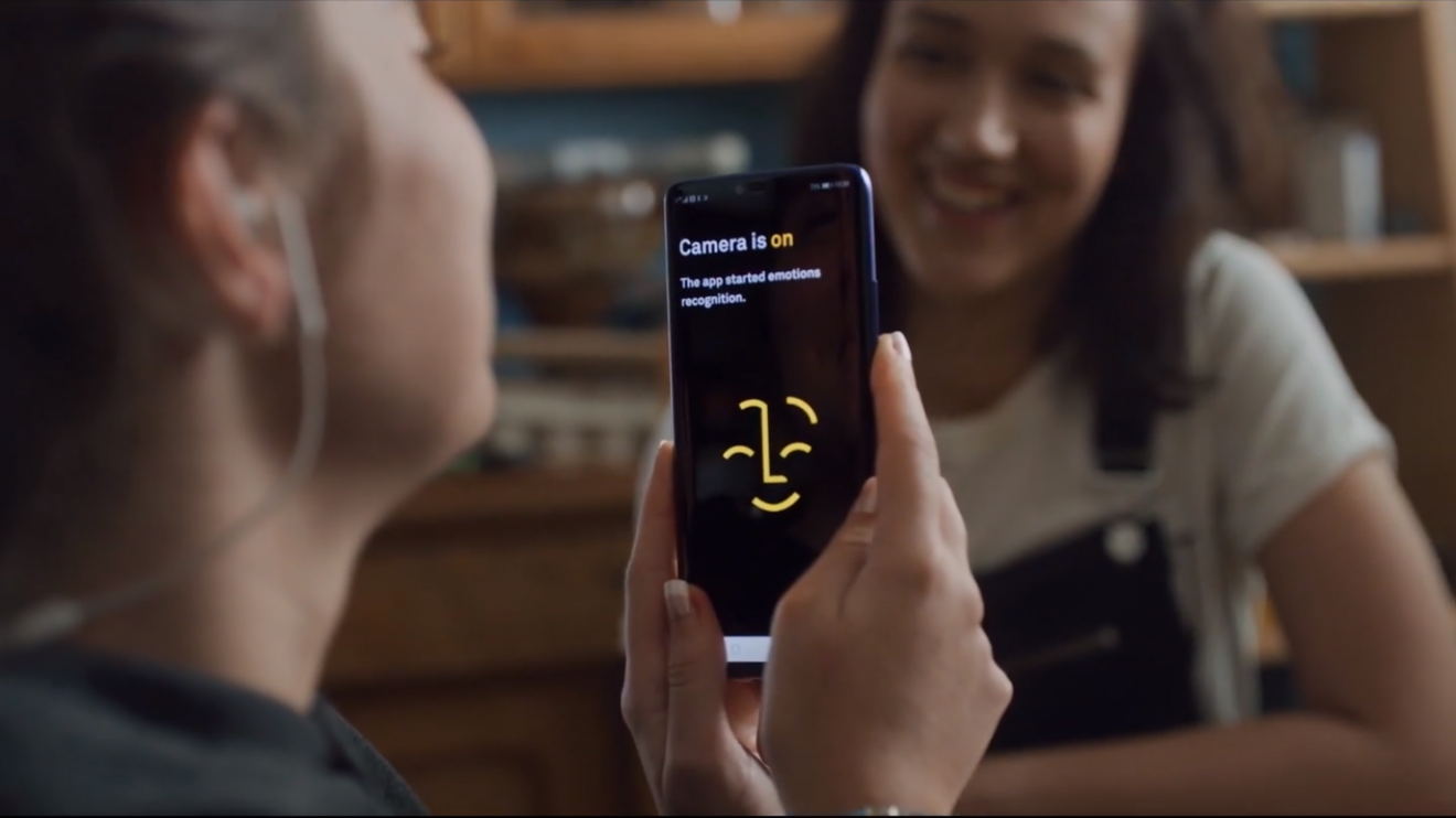 Технология с изкуствен интелект на Huawei помага на незрящите да „виждат“ емоциите на околните