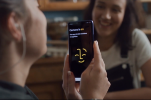 Технология с изкуствен интелект на Huawei помага на незрящите да „виждат“ емоциите на околните