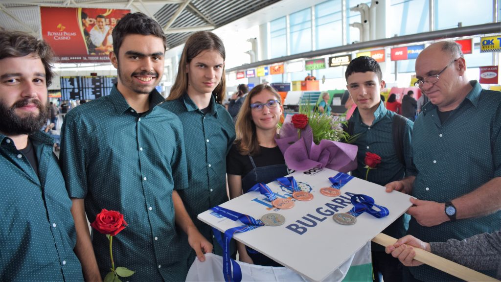 С 2 сребърни и 3 бронзови медала се завърнаха българските физици от Международната олимпиада в Израел