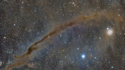 NGC 4372 и Тъмното нещо (Астрономическа снимка на деня – APOD)