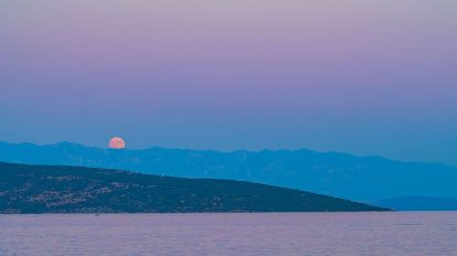 „Buck Moon“ и поясът на Венера (Астрономическа снимка на деня – APOD)