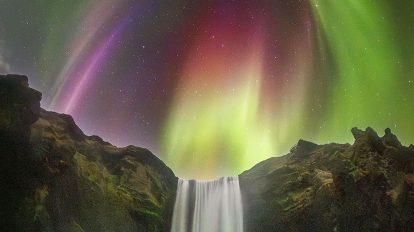 Цветно сияние над исландски водопад (Астрономическа снимка на деня – APOD)