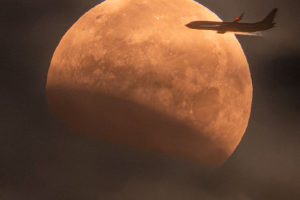 Лунно затъмнение от самолет (Астрономическа снимка на деня – APOD)