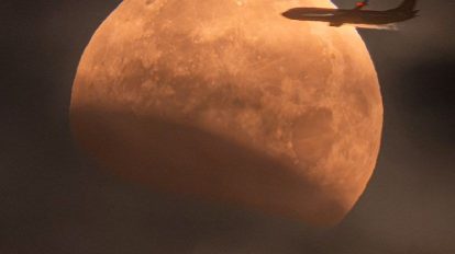 Лунно затъмнение от самолет (Астрономическа снимка на деня – APOD)