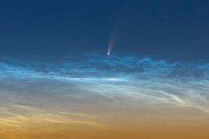 Кометата NEOWISE изгрява над Адриатическо море (Астрономическа снимка на деня – APOD)