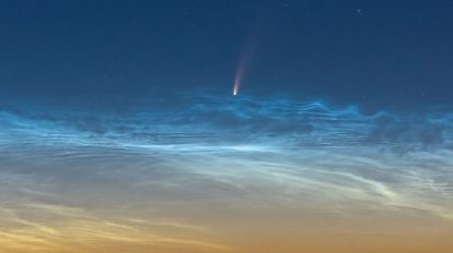 Кометата NEOWISE изгрява над Адриатическо море (Астрономическа снимка на деня – APOD)