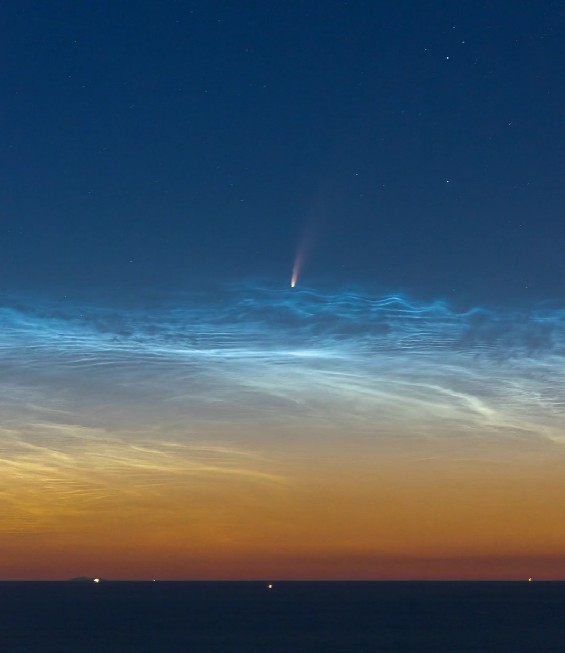 Кометата NEOWISE изгрява над Адриатическо море (Астрономическа снимка на деня – APOD)