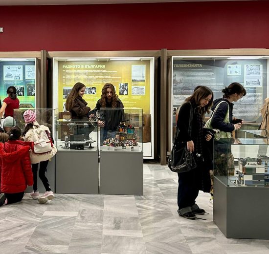 Музеите и планетариумите са препълнени с ученици в неучебния понеделник след изборите